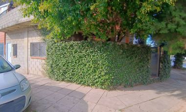 Casa en venta + 3 deptos en  Caseros