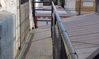 Casa en venta + 3 deptos en  Caseros