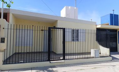 VENTA DE CASA CON PILETA EN GUAYMALLÉN