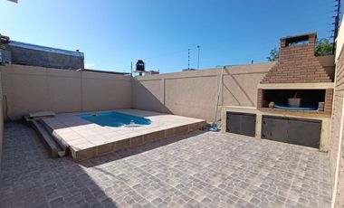 VENTA DE CASA CON PILETA EN GUAYMALLÉN