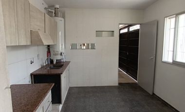 VENTA DE CASA CON PILETA EN GUAYMALLÉN