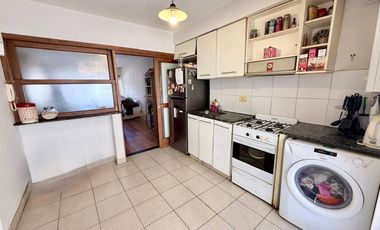 Recomendamos Depto. semipiso  venta cochera 2 DORMIS 2 BAÑOS. Piscina. Quincho