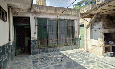 ROBUSTA Y AMPLIA CASA 5 AMB. + LOCAL COMERCIAL