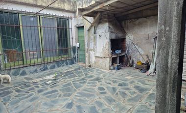 ROBUSTA Y AMPLIA CASA 5 AMB. + LOCAL COMERCIAL