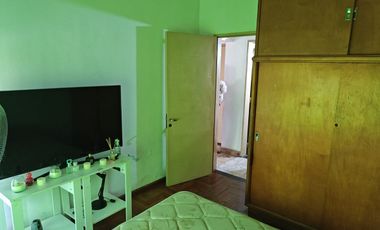 ROBUSTA Y AMPLIA CASA 5 AMB. + LOCAL COMERCIAL