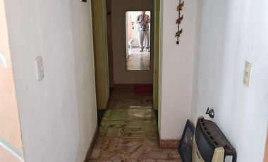 ROBUSTA Y AMPLIA CASA 5 AMB. + LOCAL COMERCIAL