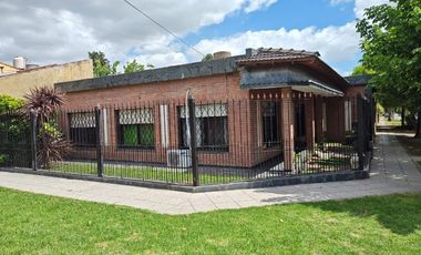 ROBUSTA Y AMPLIA CASA 5 AMB. + LOCAL COMERCIAL