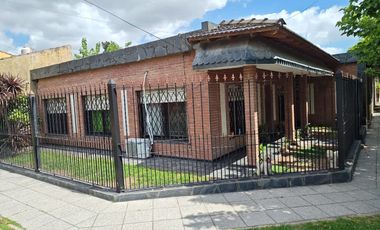 ROBUSTA Y AMPLIA CASA 5 AMB. + LOCAL COMERCIAL