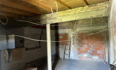 VENTA DE LOTE EN GLEW CON CASA A TERMINAR