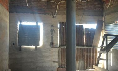 VENTA DE LOTE EN GLEW CON CASA A TERMINAR