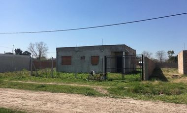 VENTA DE LOTE EN GLEW CON CASA A TERMINAR