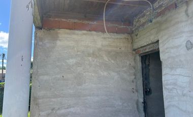 VENTA DE LOTE EN GLEW CON CASA A TERMINAR