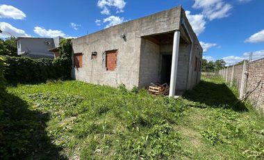 VENTA DE LOTE EN GLEW CON CASA A TERMINAR