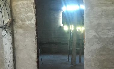 VENTA DE LOTE EN GLEW CON CASA A TERMINAR