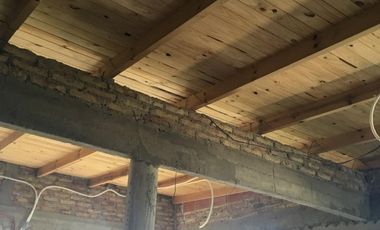 VENTA DE LOTE EN GLEW CON CASA A TERMINAR