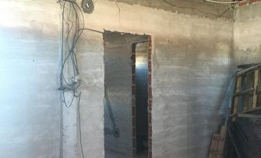 VENTA DE LOTE EN GLEW CON CASA A TERMINAR