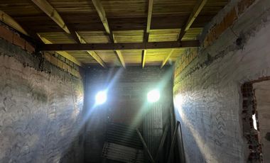 VENTA DE LOTE EN GLEW CON CASA A TERMINAR