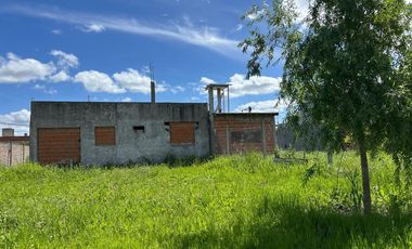 VENTA DE LOTE EN GLEW CON CASA A TERMINAR