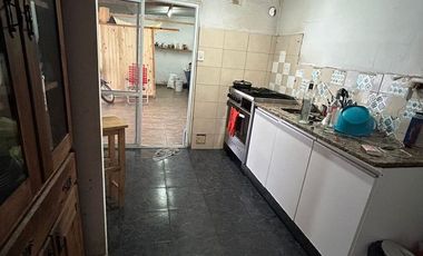 Casa en venta mas local comercial Parque Republica