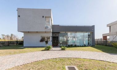 CASA 5 AMBIENTES CON PILETA EN HUDSON