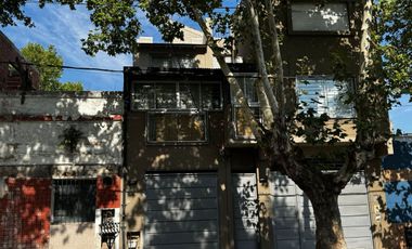 VENTA CASA  5 AMB CON PILETA  REMEDIOS DE ESCALADA