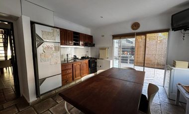 VENTA CASA  5 AMB CON PILETA  REMEDIOS DE ESCALADA