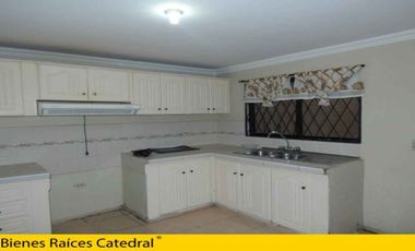 Casa de arriendo en Colegio Borja- Av. Dos de Agosto – código:10150