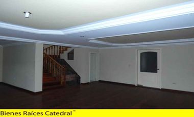 Casa de arriendo en Colegio Borja- Av. Dos de Agosto – código:10150