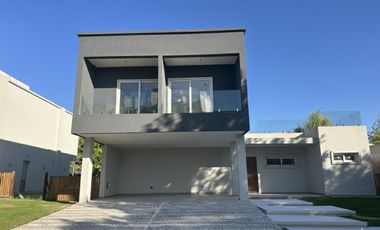 Casa 4 ambientes a estrenar! con piscina en VENTA