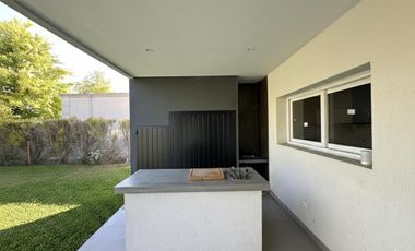 Casa 4 ambientes a estrenar! con piscina en VENTA