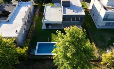 Casa 4 ambientes a estrenar! con piscina en VENTA