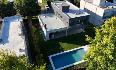 Casa 4 ambientes a estrenar! con piscina en VENTA