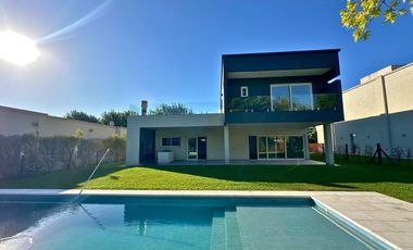 Casa 4 ambientes a estrenar! con piscina en VENTA