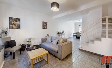 Duplex en venta en Beccar 4 ambientes baño y toilette jardín con parrilla entrada para auto.