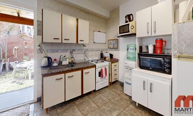 Duplex en venta en Beccar 4 ambientes baño y toilette jardín con parrilla entrada para auto.