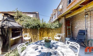 Duplex en venta en Beccar 4 ambientes baño y toilette jardín con parrilla entrada para auto.