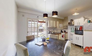 Duplex en venta en Beccar 4 ambientes baño y toilette jardín con parrilla entrada para auto.