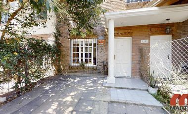 Duplex en venta en Beccar 4 ambientes baño y toilette jardín con parrilla entrada para auto.