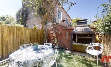 Duplex en venta en Beccar 4 ambientes baño y toilette jardín con parrilla entrada para auto.