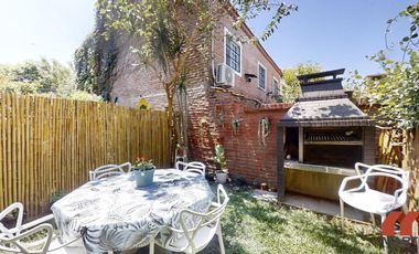 Duplex en venta en Beccar 4 ambientes baño y toilette jardín con parrilla entrada para auto.