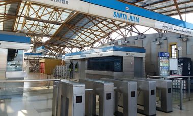 CASA A PASOS DEL METRO SANTA JULIA