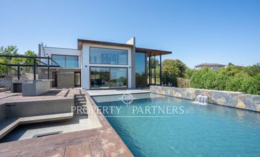 Moderna casa en condominio, con espectaculares espacios exteriores