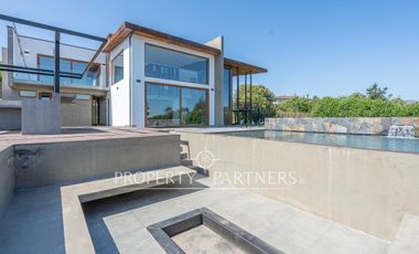 Moderna casa en condominio, con espectaculares espacios exteriores