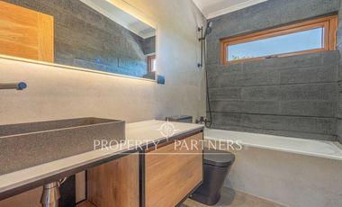 Moderna casa en condominio, con espectaculares espacios exteriores