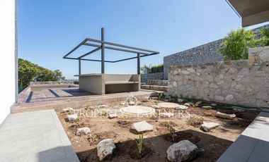 Moderna casa en condominio, con espectaculares espacios exteriores