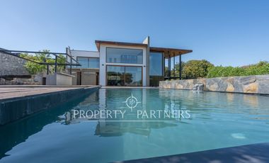 Moderna casa en condominio, con espectaculares espacios exteriores