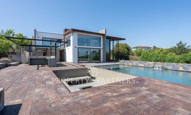 Moderna casa en condominio, con espectaculares espacios exteriores