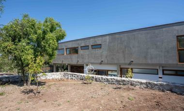 Moderna casa en condominio, con espectaculares espacios exteriores