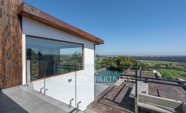 Moderna casa en condominio, con espectaculares espacios exteriores