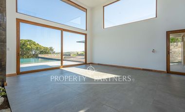 Moderna casa en condominio, con espectaculares espacios exteriores